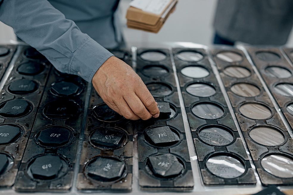 Amostras de borracha são colhidas para testar comportamento do componente — Foto: Nick Dimbleby