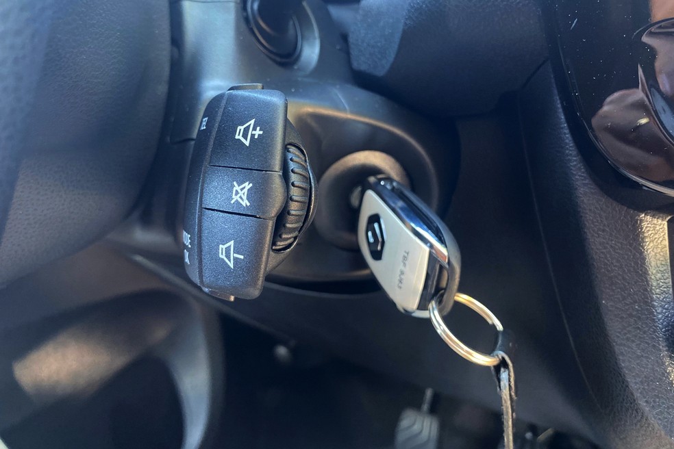 Peça para controlar a multimídia do Renault Kwid Outsider 2026 não é nada ergonômica — Foto: André Schaun