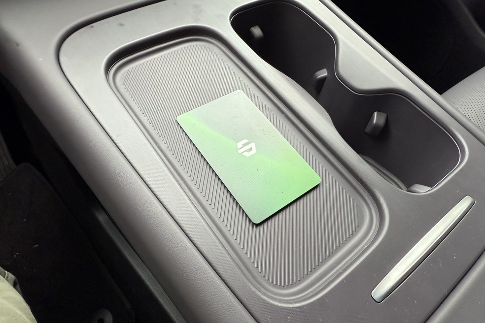 Sem botão de ignição, o cartão NFC deve ser posicionado sobre o carregador por indução para o carro andar — Foto: Cauê Lira/Auto News Brasil