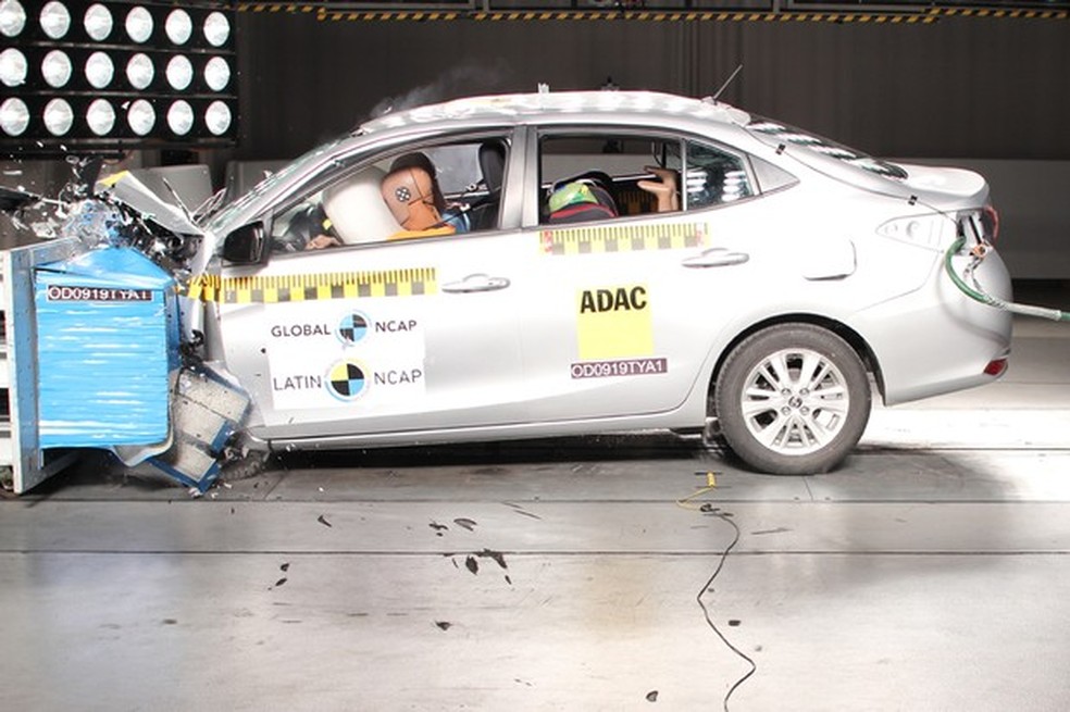 Versões mais caras do Yaris contam com airbags laterais, do tipo cortina e joelho (Foto: Divulgação) — Foto: Auto Esporte