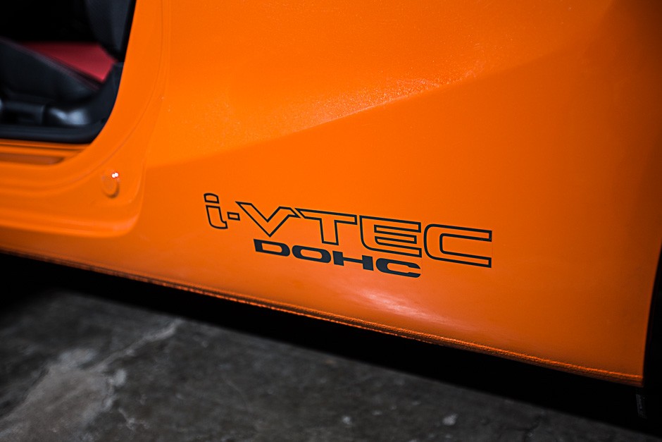 Detalhe i-VTEC gravado na carroceria do Civic Si
