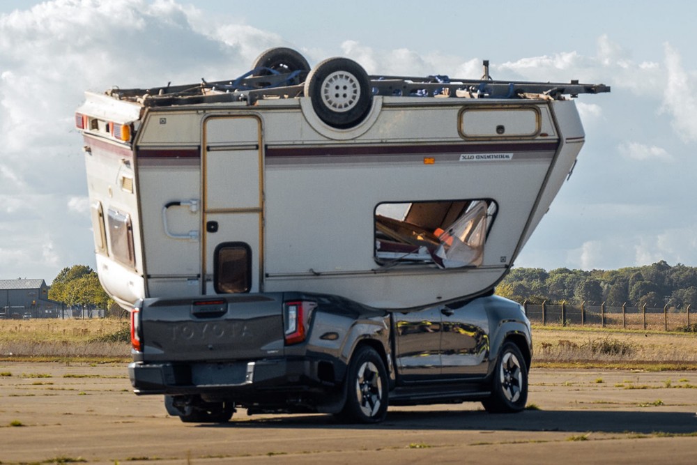 Nova Toyota Hilux resiste a trailer de 760 kg que despencou 9 metros; veja