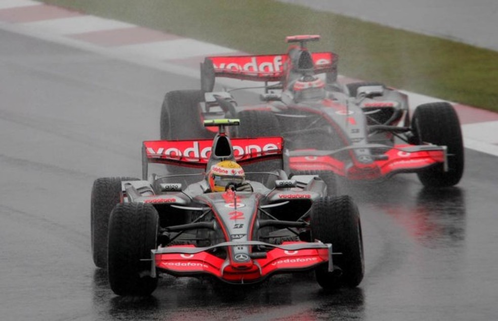 Alonso e Hamilton foram companheiros de McLaren em 2007 (Foto: Divulgação) — Foto: Auto Esporte