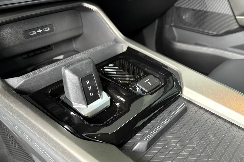 Alavanca do câmbio automatizado está no console central — Foto: Auto News Brasil/Renault Amazonas