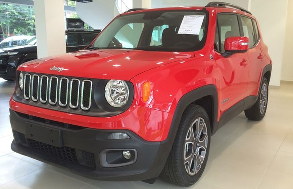 Jeep Renegade vermelho em revenda de São Paulo (Foto: Guilherme Blanco Muniz/Auto News Brasil) — Foto: Auto Esporte