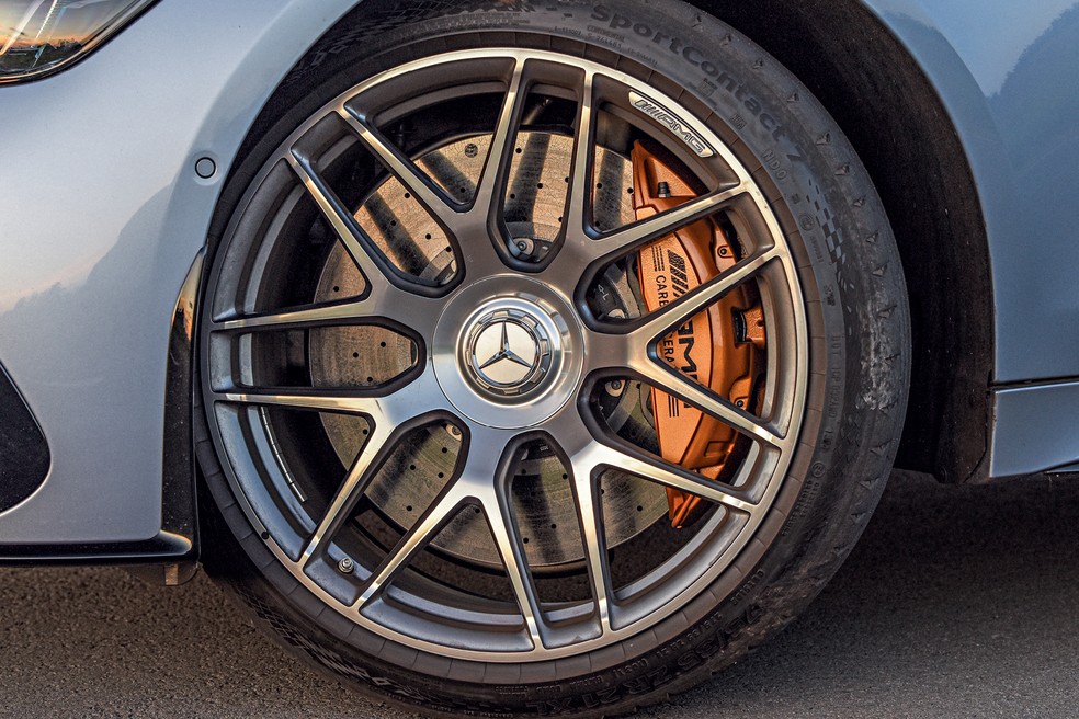 Rodas de 21 polegadas forjadas, com discos de freio dourados e pinças amarelas são alguns dos toques especiais — Foto: Murilo Góes/Auto News Brasil