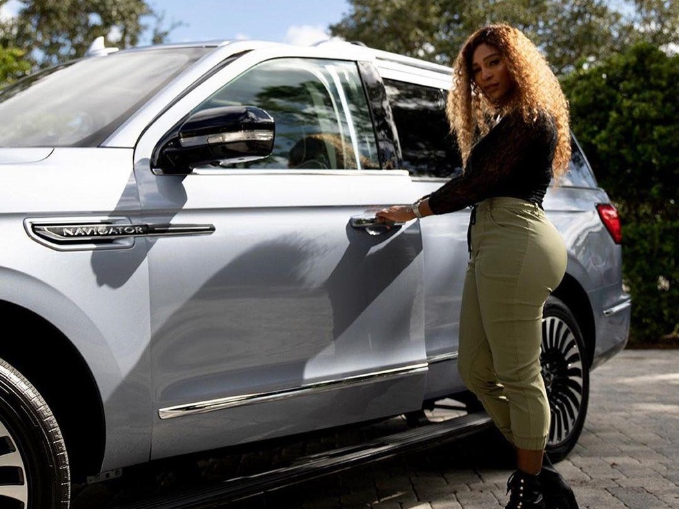 Uma das maiores atletas do mundo, Serena Williams tem um Lincoln Navigator na garagem — Foto: Reprodução