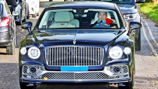 Motorista de Cristiano Ronaldo fica 7h no posto para abastecer novo carrão do jogador na Inglaterra
