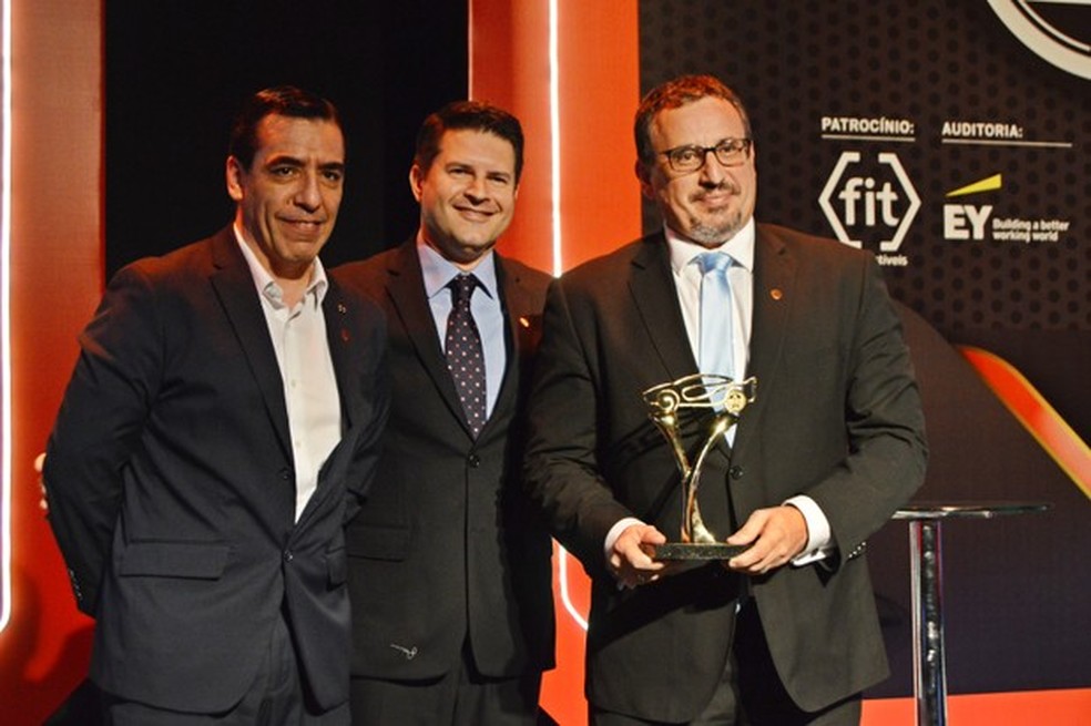 Marco Silva (à direita), CEO da Nissan, recebe o prêmio (Foto: André Schaun/Auto News Brasil) — Foto: Auto Esporte