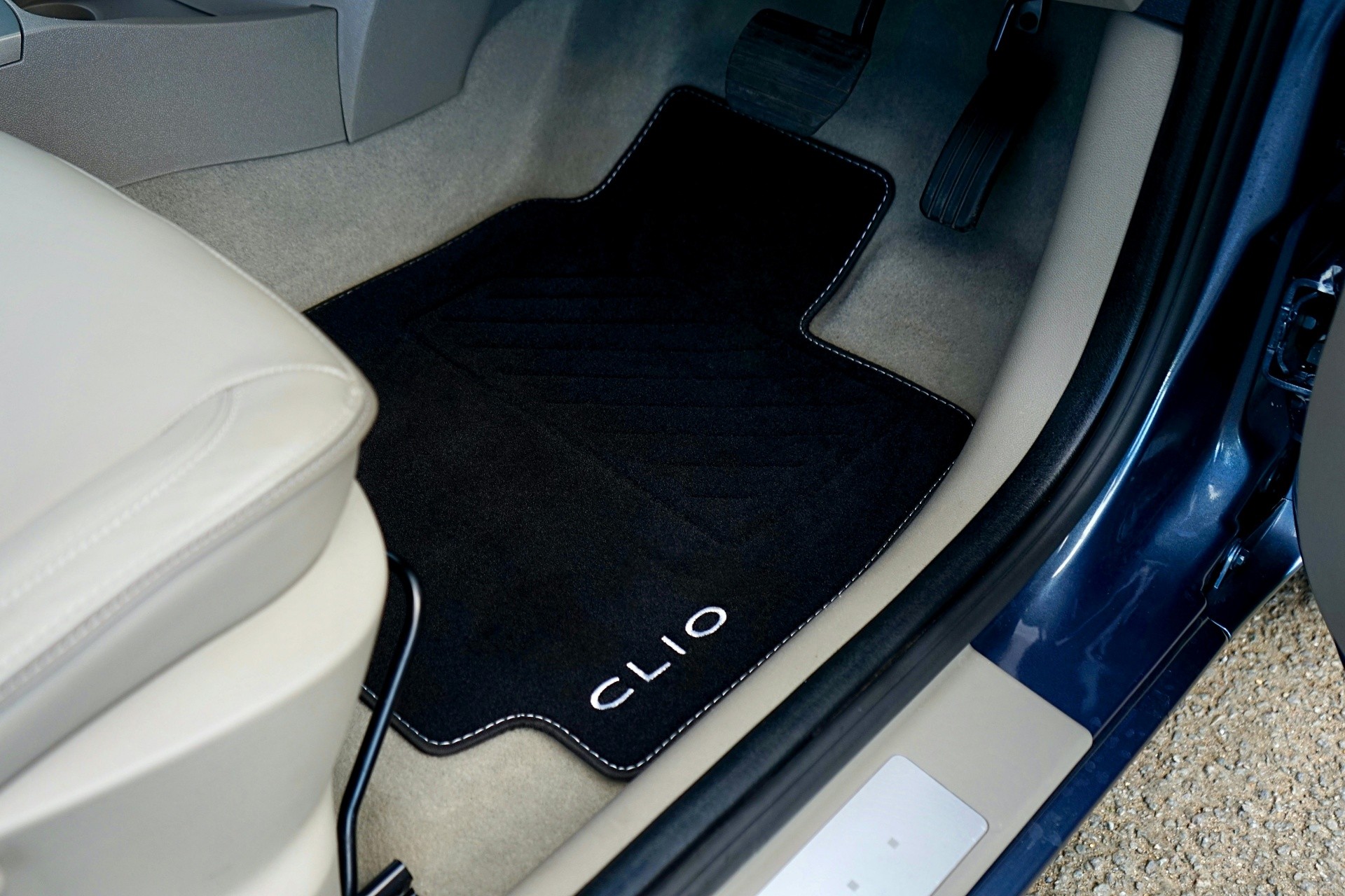 Tapete automotivo: 6 kits para manter o carro limpo e conservado