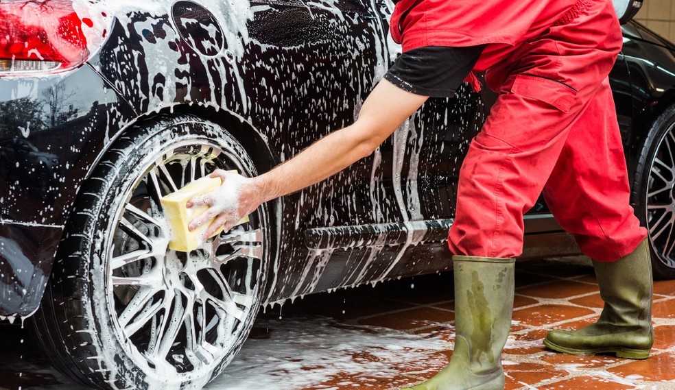 A dica é lavar o carro sempre na sombra para evitar que surjam possíveis manchas resultantes da exposição ao sol.  — Foto: Getty 