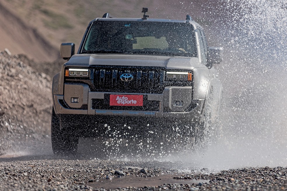 Toyota Land Cruiser Prado compartilha base com a Hilux, mas tem dinâmica de condução própria — Foto: Renato Durães/Auto News Brasil