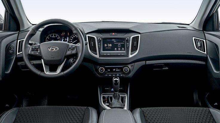 Hyundai Creta Smart Plus 2021 - O acabamento traz plásticos, mas os bancos são parcialmente revestidos de couro. A central, apesar de ser simples, tem boas respostas, interface intuitiva e diversas funções. Vale destacar também o conforto