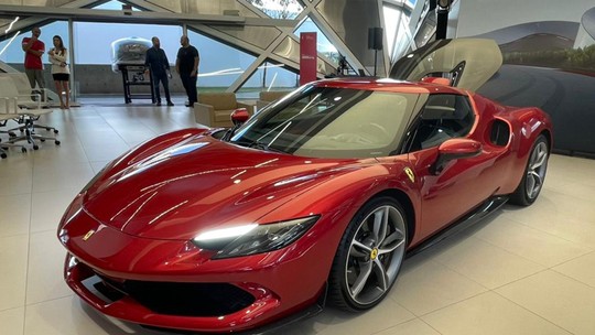 Ferrari 296 GTB híbrida de 830 cv custa quase R$ 5 milhões no Brasil