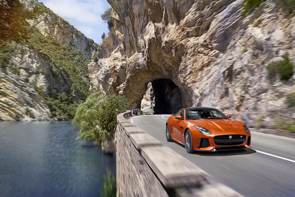Jaguar F-Type SVR cupê alcança velocidade máxima de 322 km/h