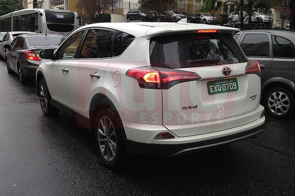 Nome da versão, emblema 4X4 e placa verde: a configuração chama atenção apenas por esses detalhes (Foto: Julio Cabral/Auto News Brasil) — Foto: Auto Esporte