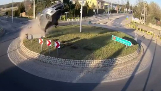 Vídeo: Motorista decola com Suzuki Swift em rotatória e acerta igreja na Polônia