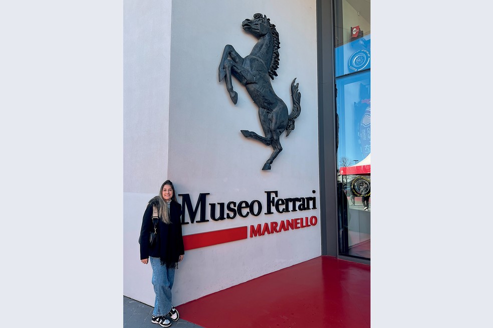 Emblema do cavallino rampante foi inspirado em Francesco Baracca, herói da aviação italiana na Primeira Guerra Mundial — Foto: Vitória Drehmer/Auto News Brasil