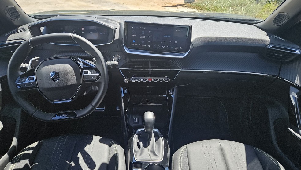 Peugeot 2008 GT traz bom acabamento interno e volante com pegada esportiva  — Foto: Jady Peroni/Auto News Brasil