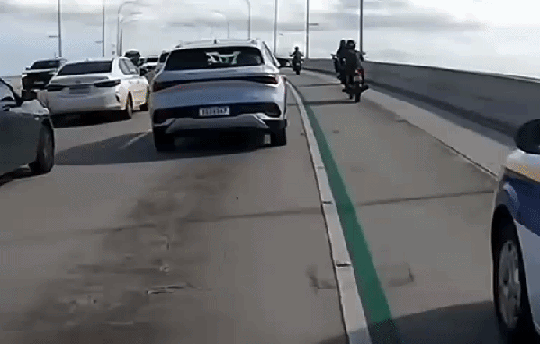 Motociclista desvia de carro da BYD após acionar alerta de colisão — Foto: Reprodução/TikTok