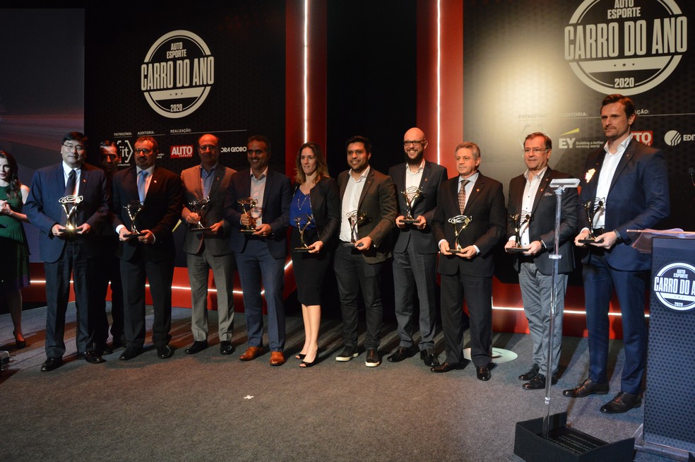 Todos os vencedores do Carro do Ano 2020 posam com a premiação (Foto: André Schaun) — Foto: Auto Esporte