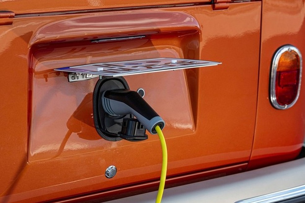 Carregamento é feito por um conector sob a placa traseira (Foto: Divulgação) — Foto: Auto Esporte
