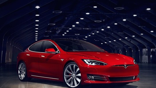 Tesla retira equipamentos opcionais ao revender carros usados