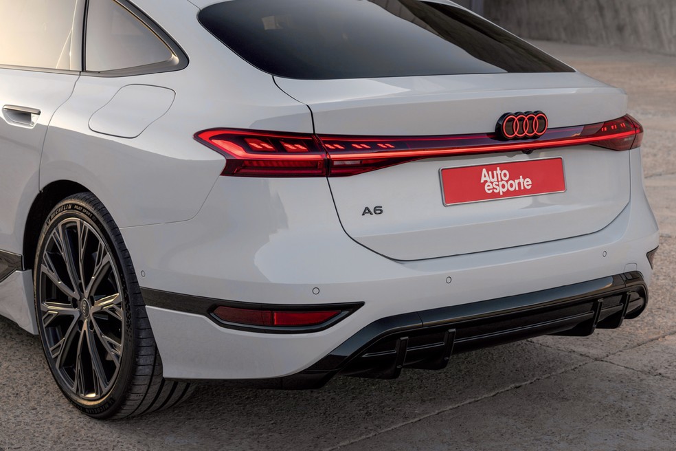 Audi A6 e-tron Sportback tem lanternas conectadas por uma barra iluminada  — Foto: Divulgação