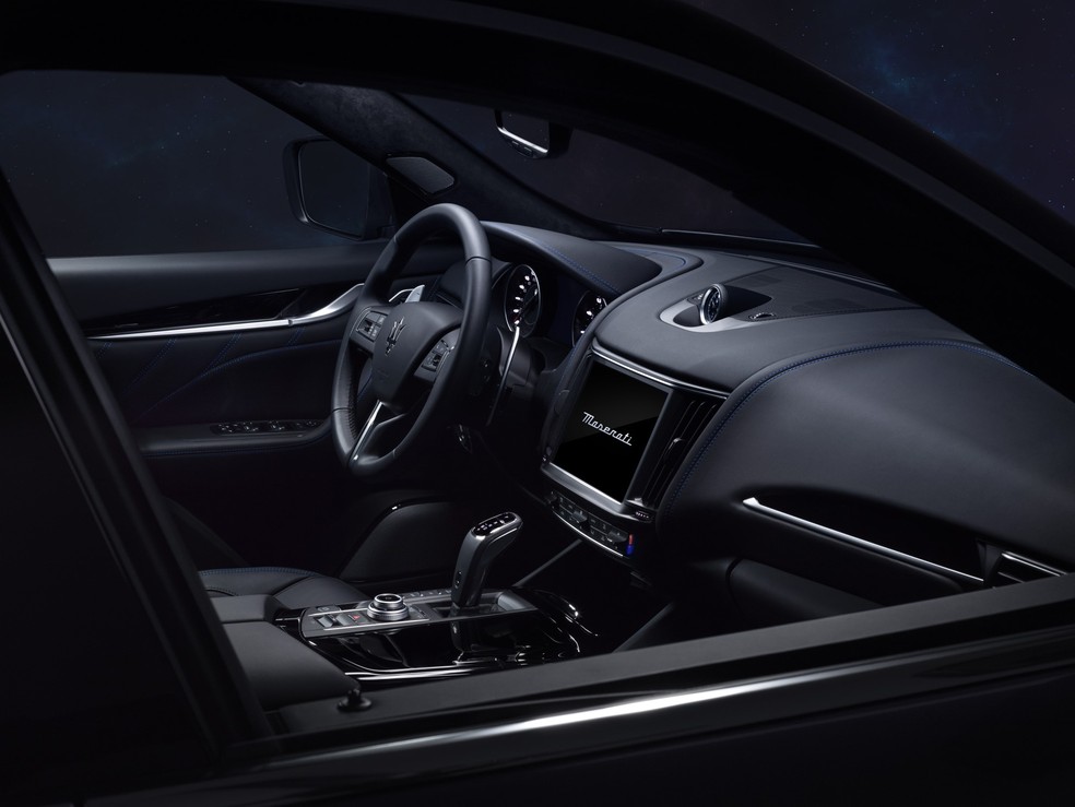 O interior do Maserati Levante híbrido leve ainda tem herança de outros carros da então FCA (atualmente Stellantis) — Foto: Divulgação