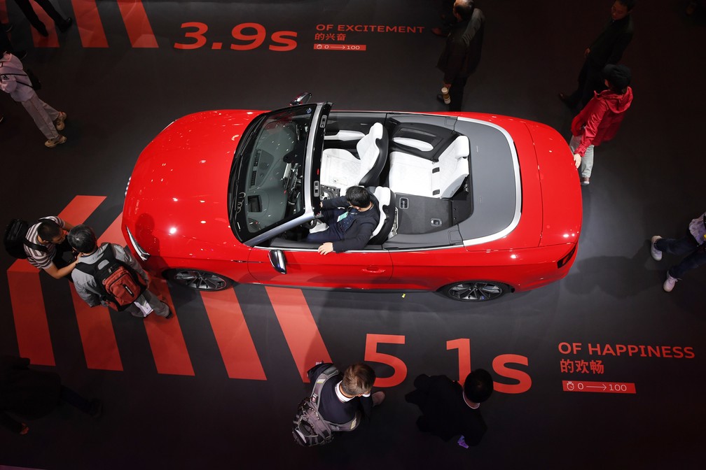 Visitantes olham o Audi S5 durante o Salão de Xangai — Foto: Greg Baker/AFP