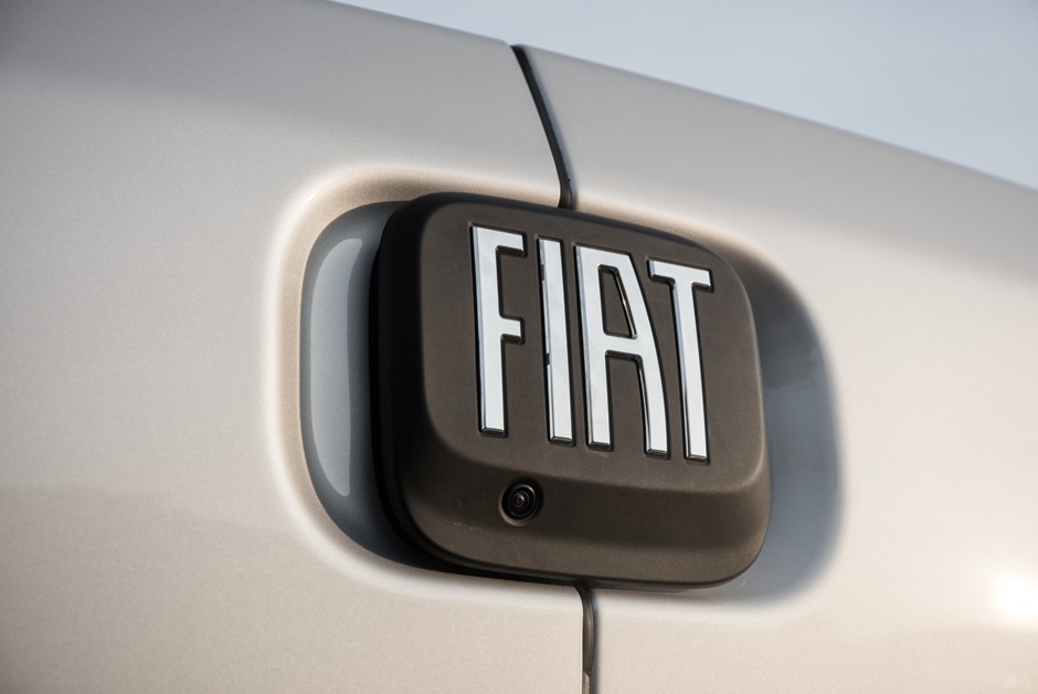 Emblema, e fechadura, que abre a tampa traseira da Fiat Toro