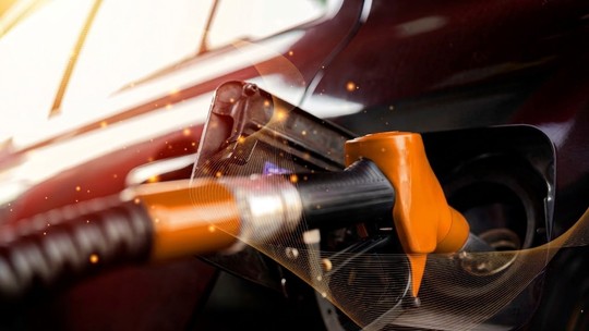 Combustível aditivado x comum: o que realmente muda no carro e no bolso