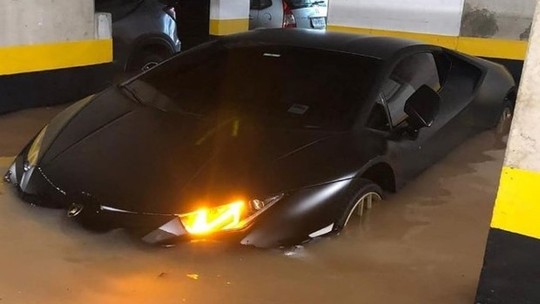 Vídeo: Lamborghini Huracán de R$ 1,6 milhão fica debaixo d'água durante alagamento em São Paulo