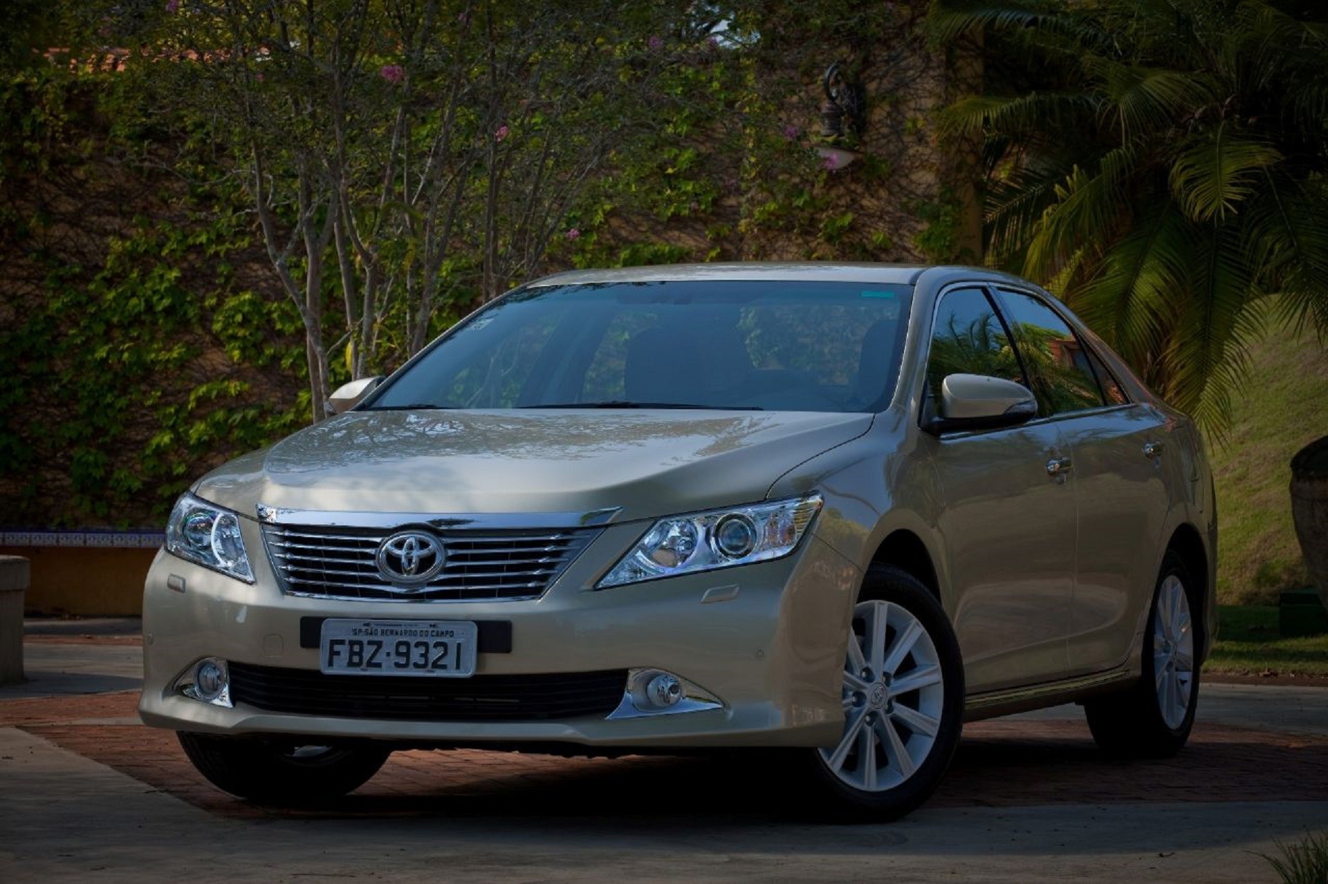 Toyota Camry usado: 4 versões do sedã de luxo a partir de R$ 23 mil