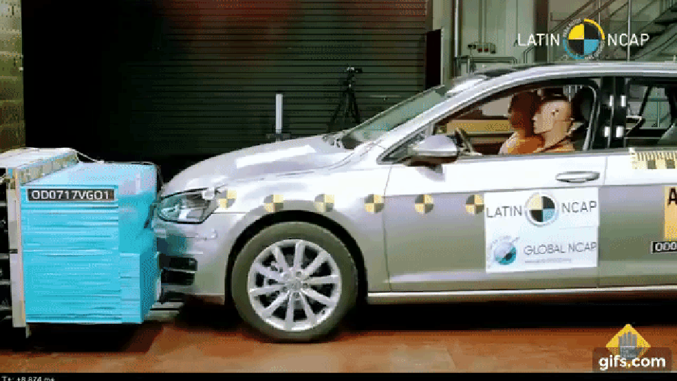 Volkswagen Golf nacional passa por baterias de testes de segurança (Foto: Divulgação) — Foto: Auto Esporte