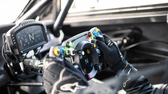 Bentley e Fanatec desenvolvem volante que funciona tanto em carro real quanto no videogame 