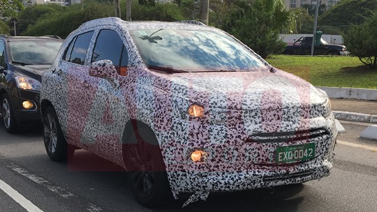 Flagramos o novo Chevrolet Tracker 2017 que chega às lojas em novembro