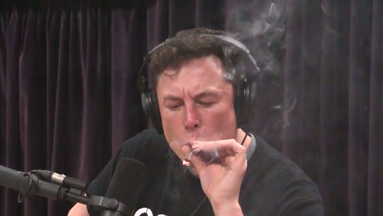 Ações da Tesla caem após vídeo em que Elon Musk fuma suposto cigarro de maconha
