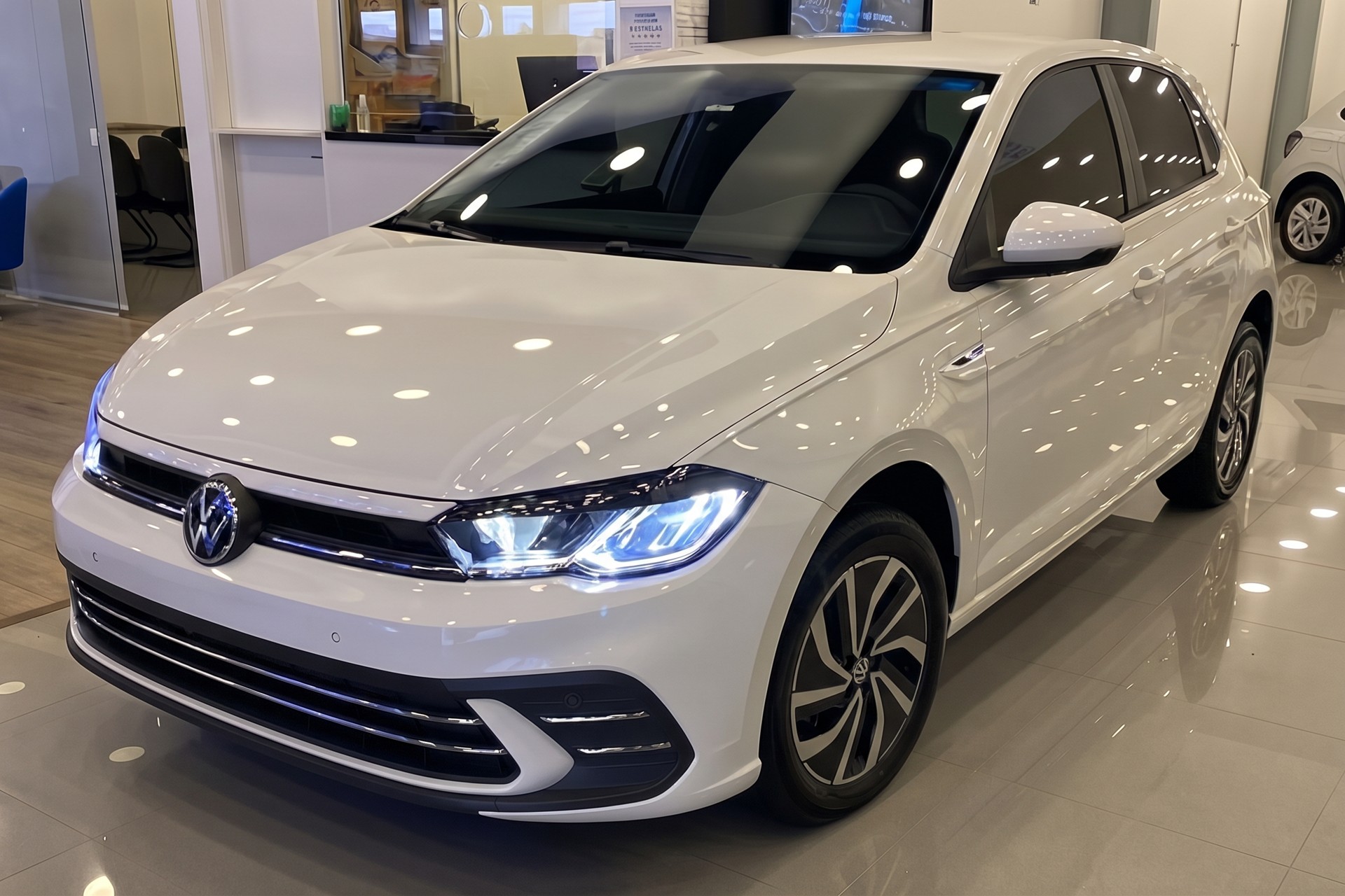 Volkswagen Polo Highline sai mais barato que Onix RS com R$ 20 mil de desconto