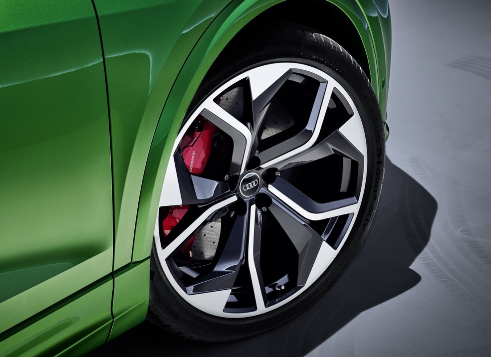Audi RS Q8: Lindas rodas de 23 polegadas comportam enormes discos de carbono cerâmica — Foto: Divulgação