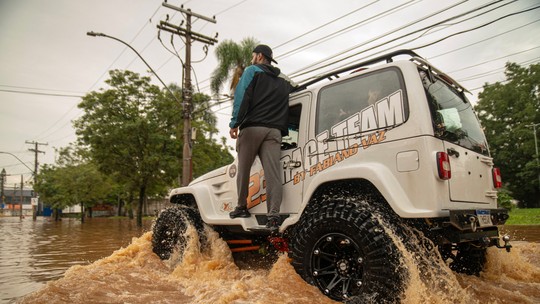 Chuvas no RS: como é a operação de resgate com carros, aviões e barcos