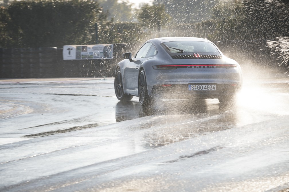 Novo Porsche 911 ganhou um modo para pisos molhados — Foto: Divulgação