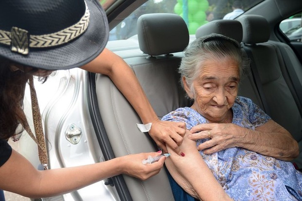 Idosa é vacinada dentro do carro em Brasília (Foto: Agência Brasil) — Foto: Auto Esporte