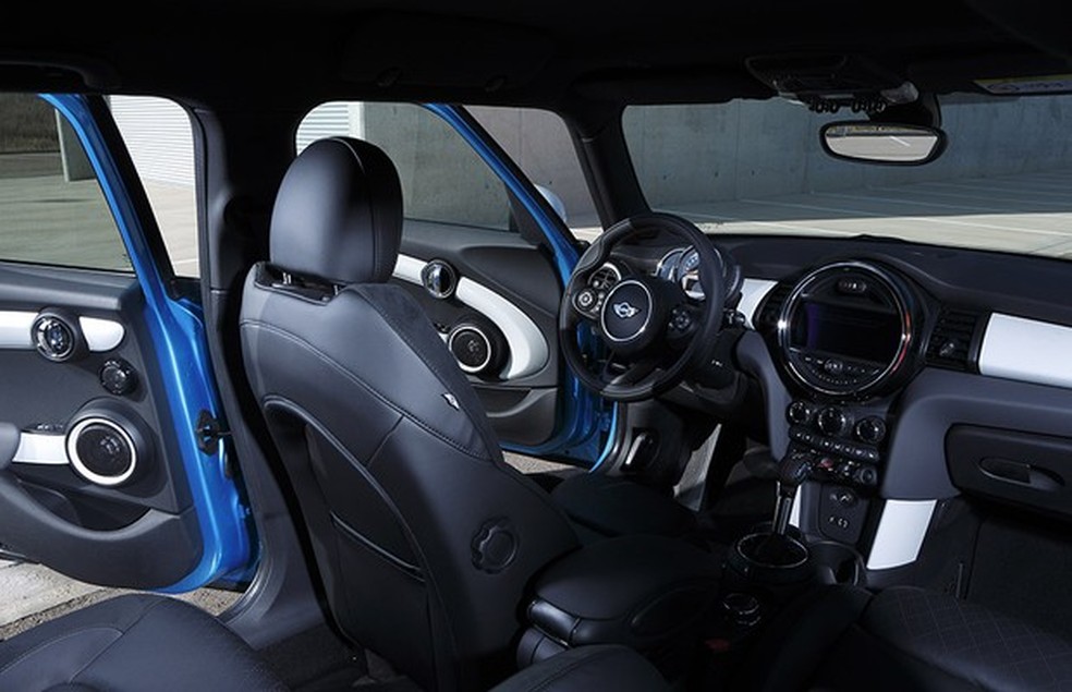 Interior do Mini Cooper quatro portas (Foto: Divulgação) — Foto: Auto Esporte