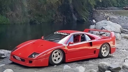 Colecionador usa Ferrari F40 de R$ 17 milhões para acampar