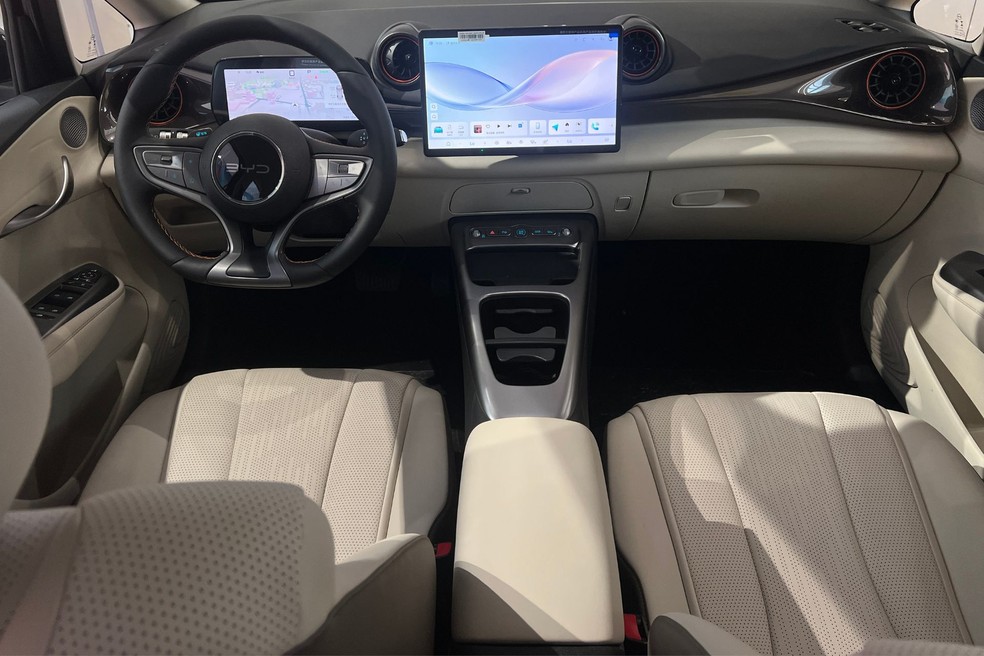 Novo BYD Dolphin teve central multimídia redesenhada e tem até espaço para mini geladeira — Foto: Vitória Drehmer/Auto News Brasil