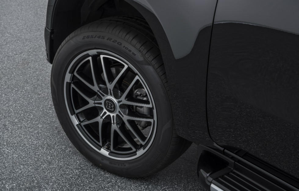 Rodas de 20 polegadas com logo da Brabus e pneus 285/45 R 20 