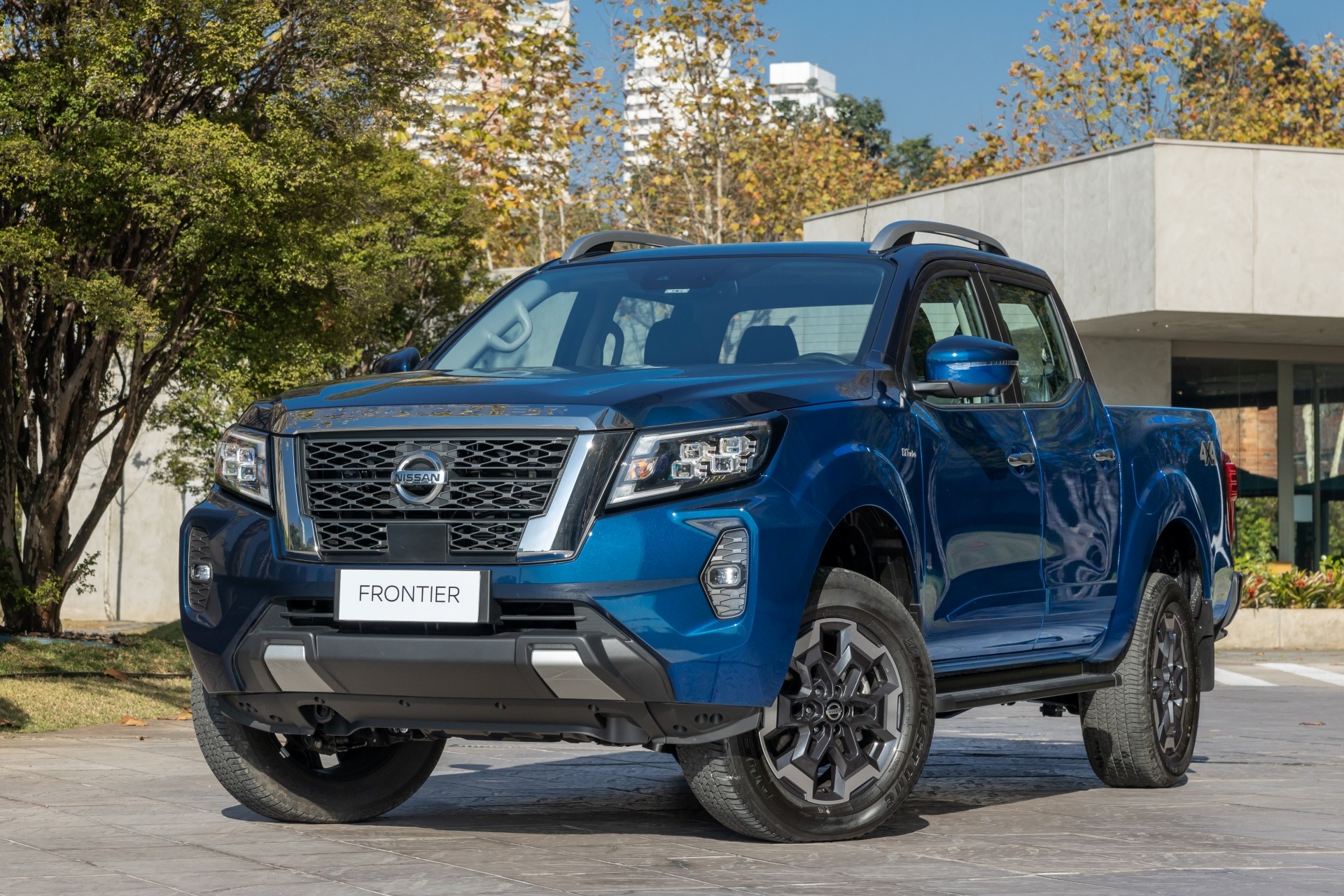 Nissan Frontier usada estacionada na rua, na cor prata