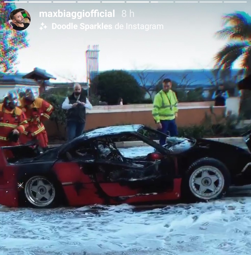 Ferrari F40 teve sérios danos após incêndio — Foto: Reprodução/Instagram/Max Biaggi