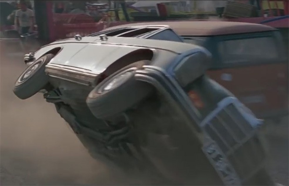 Que tal virar um Mercedes para escapar de tiros? Bond "sabe" das coisas (Foto: Reprodução) — Foto: Auto Esporte